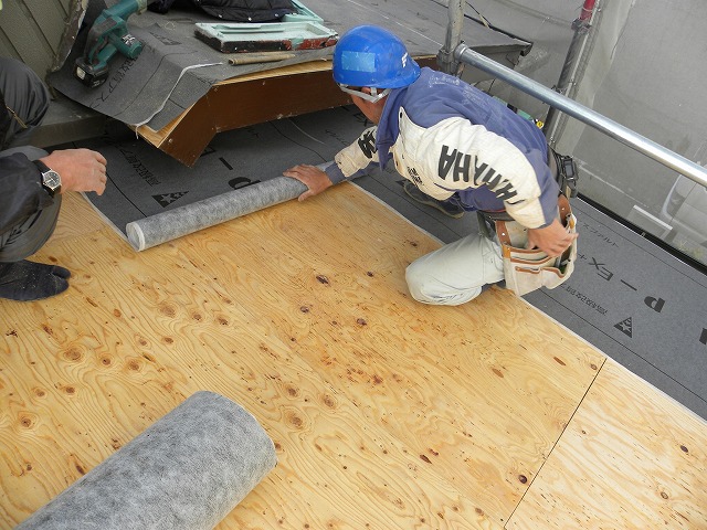 防水シート施工中の様子